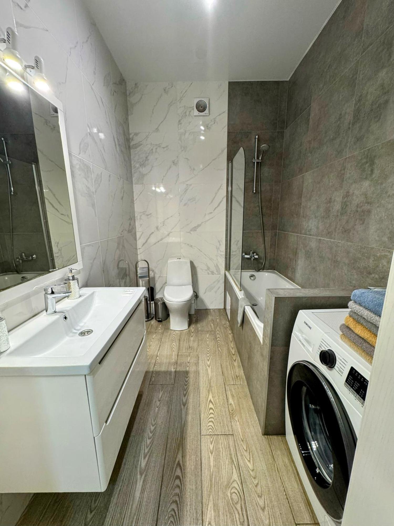 VIP Apartment: Spacious Central City Retreat Rivne Exterior photo
